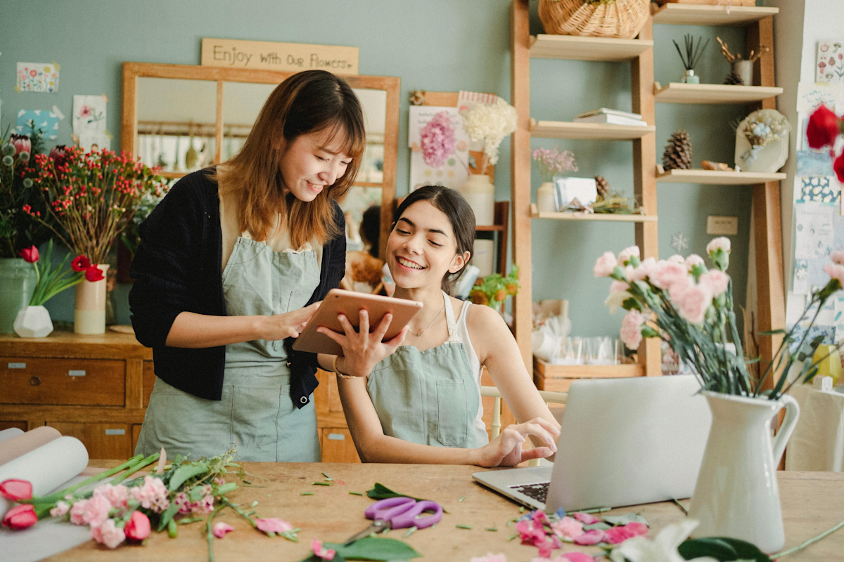 Frauen prüfen E-Rechnungs-Thematik im Blumenladen