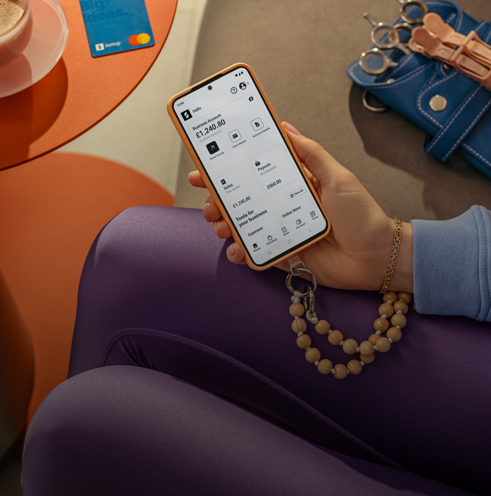 Someone holding an phone with the SumUp app