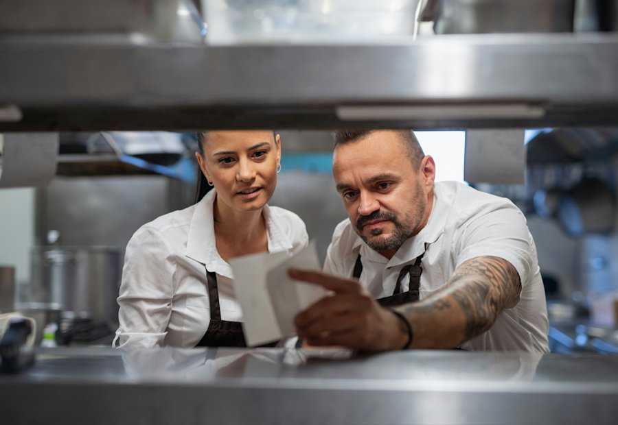 Quanto Guadagna Un Proprietario Di Un Ristorante Al Mese Quanto Guadagna un Ristorante? Analisi Margini e Fatturato