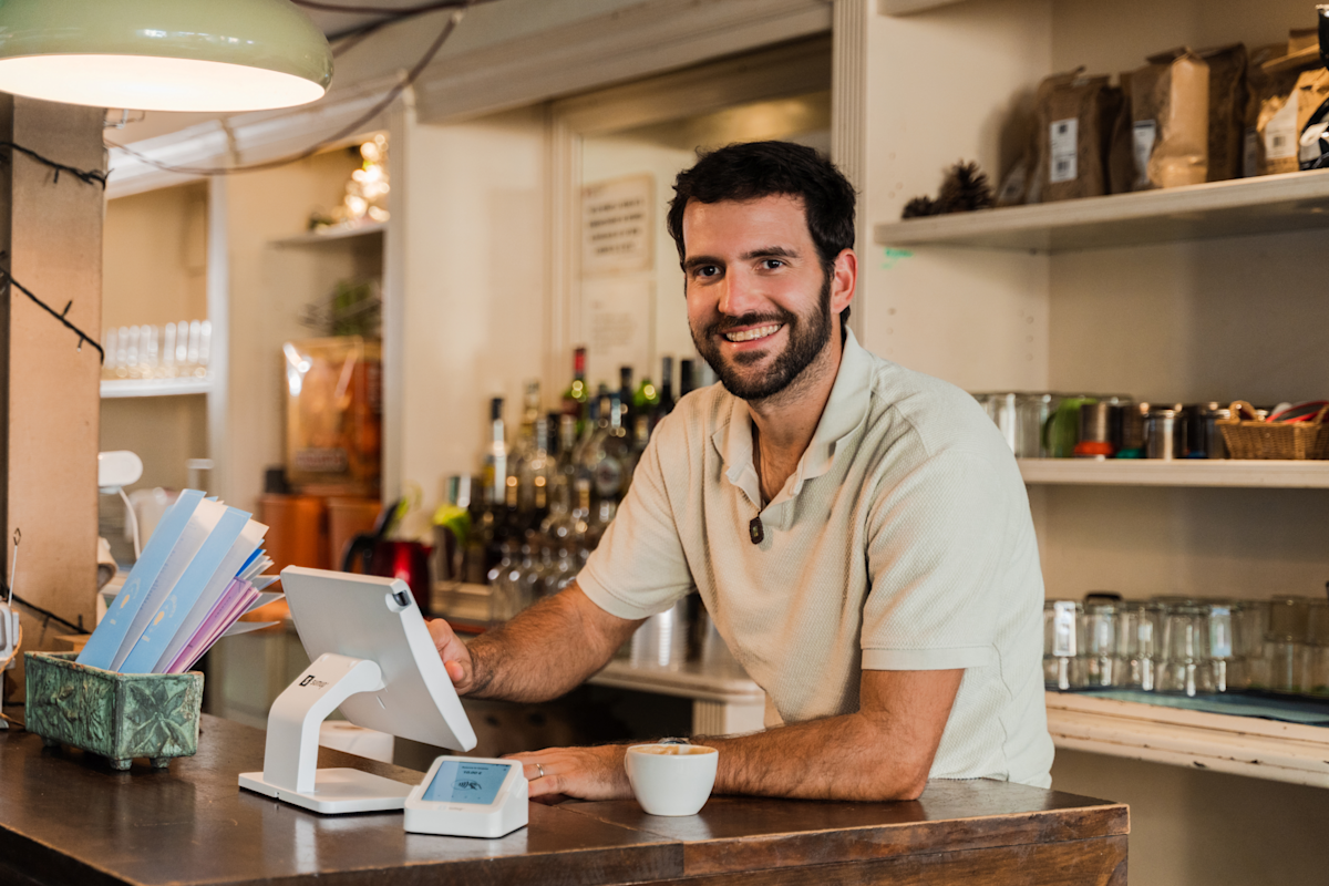 Mann macht Produktfotos in seinem eigenen Restaurant