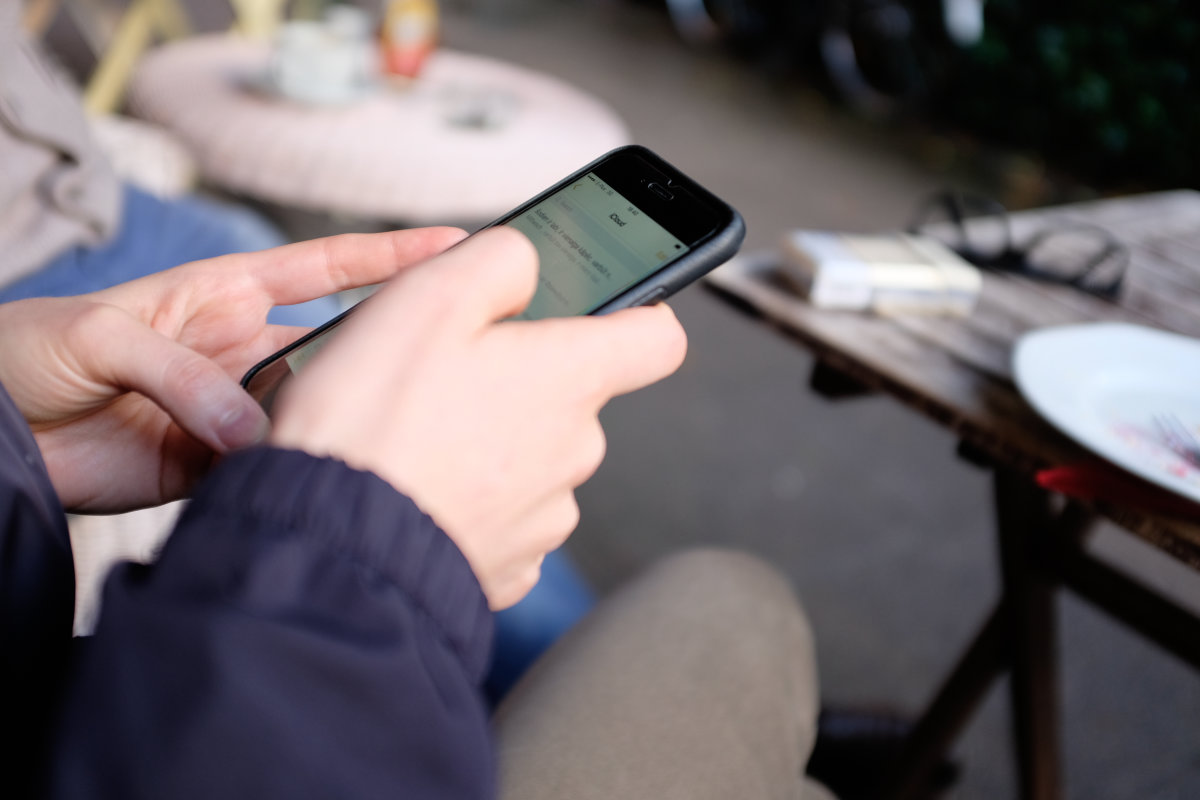 hands-with-phone-at-cafe