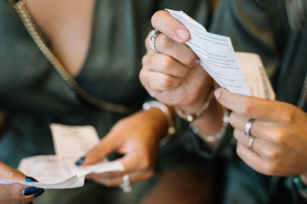 Zwei Frauen mit Kassenbon im Café