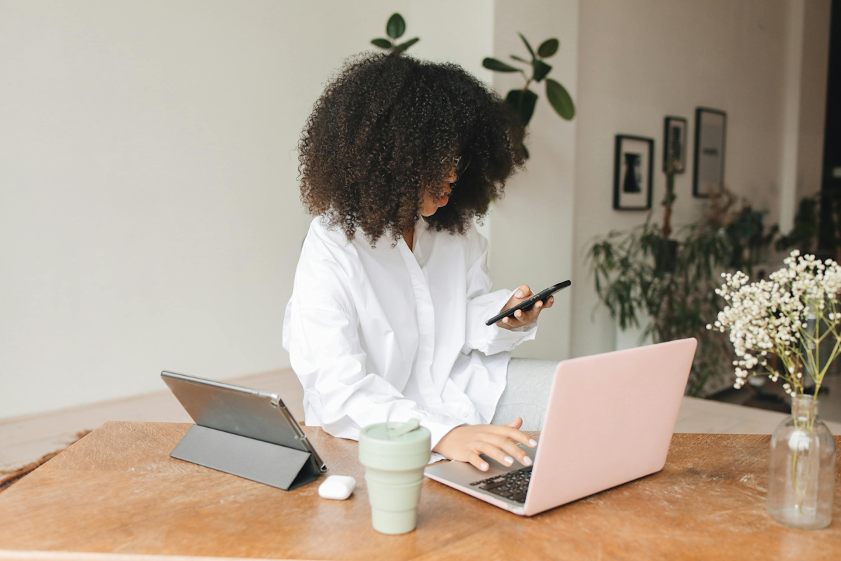 Frau arbeitet am Laptop