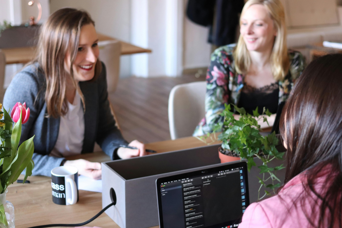 Frauen gründen ein Einzelunternehmen zusammen