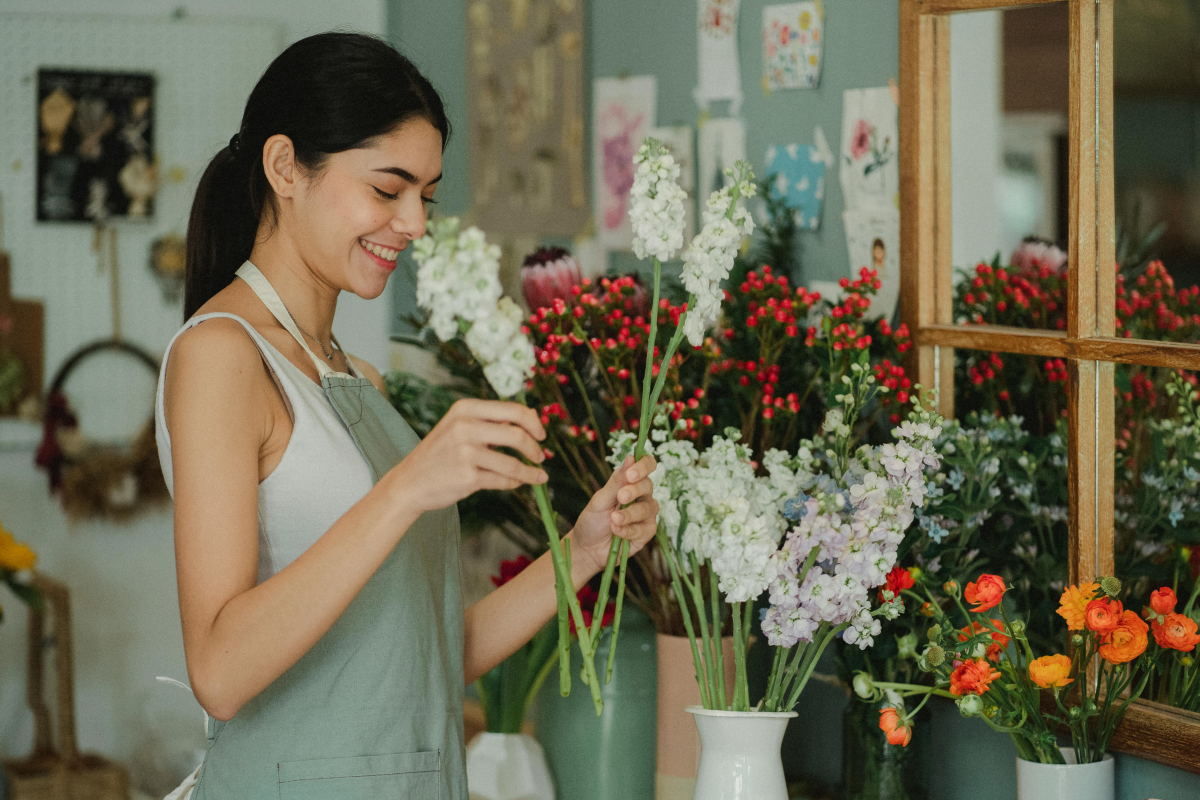 Frau arbeitet als Floristin in Blumenladen