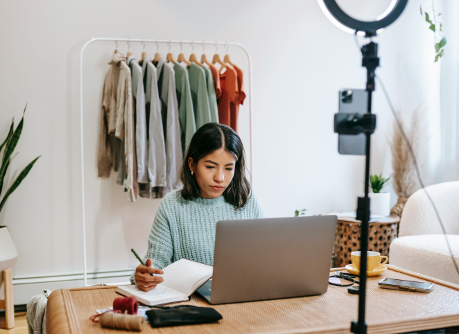 Frau erstellt Businessplan für Modelabel