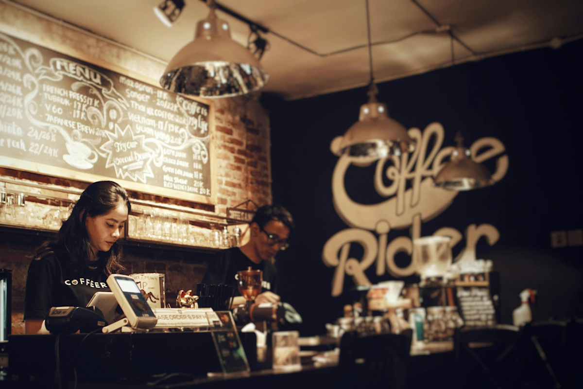 Frauen in kleinem Café 