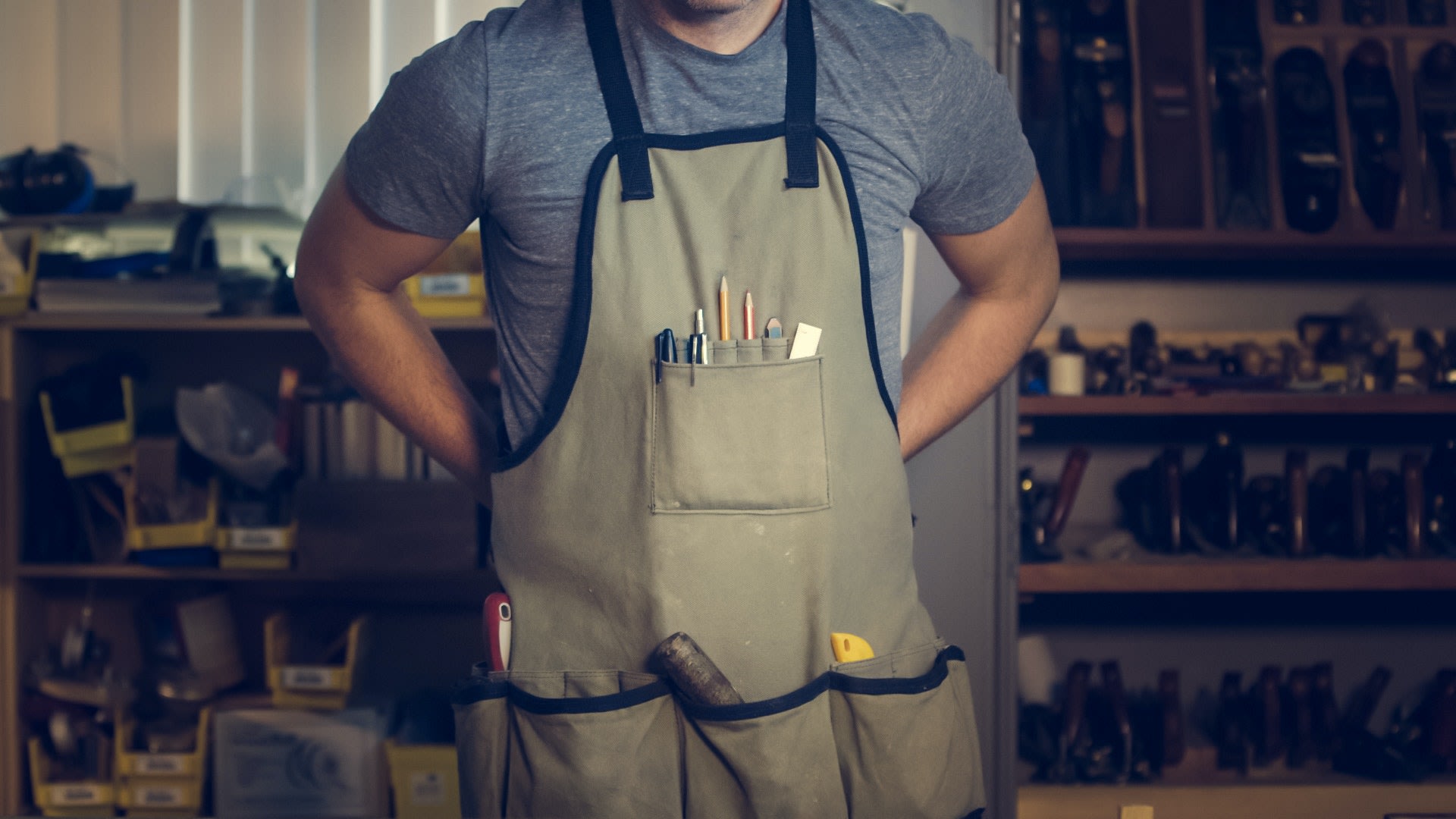 Aprons Issuing When to Issue an Invoice: Guide (Get Paid On Time)