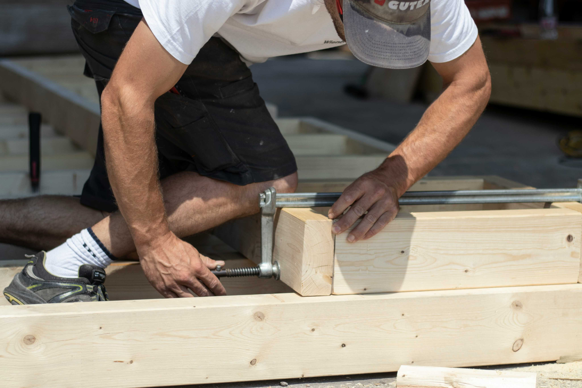 Handwerkliches Geschick in eigener Tischlerei