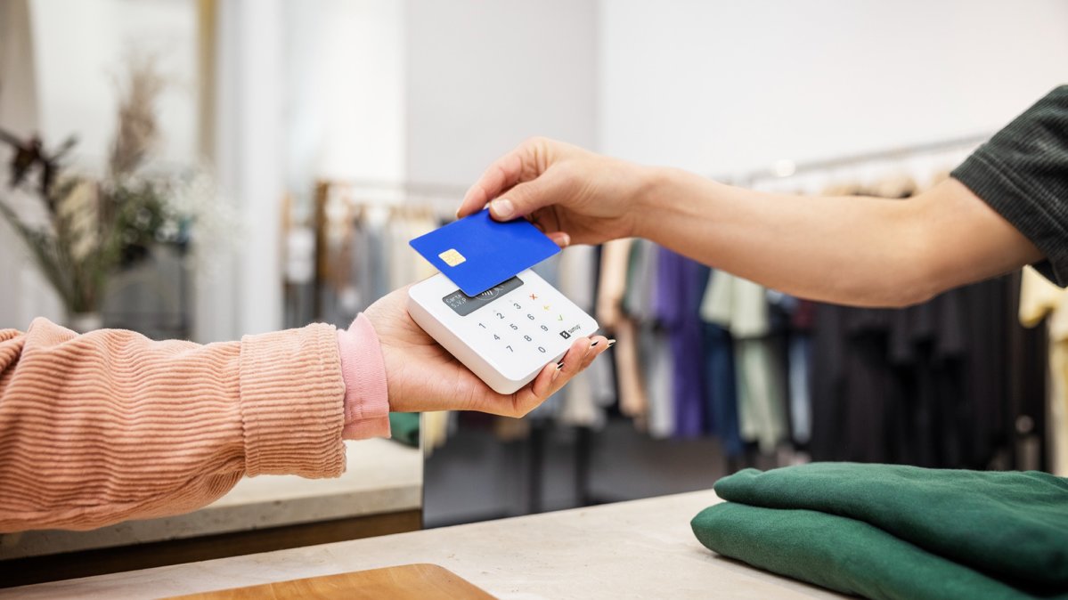customer in clothing store contactless payment nfc with sumup air