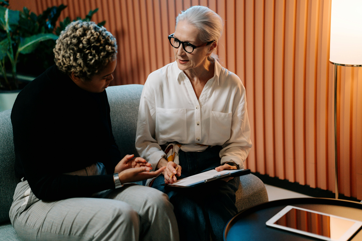 Frauen besprechen Businessplan