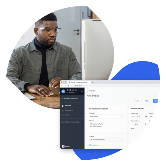 Freelancer at a computer creating an invoice with SumUp Invoice