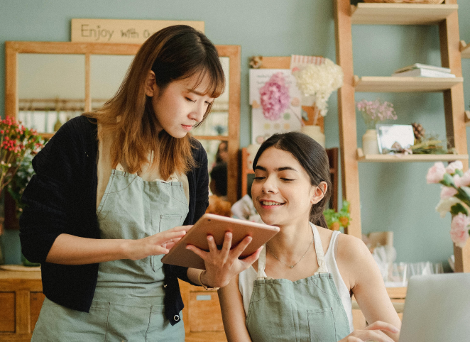 Frauen erstellen Finanzplan für ihren Blumenladen