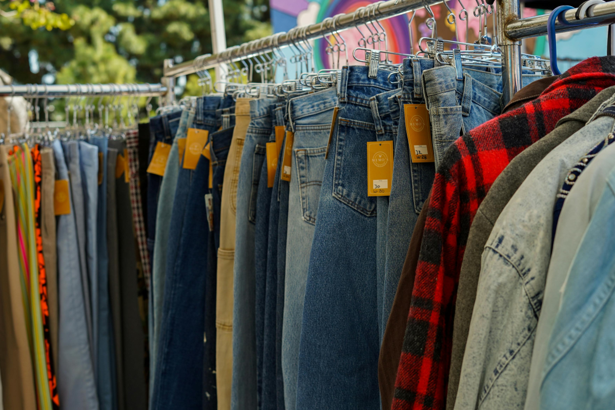 Hosen, die am Flohmarkt verkauft werden