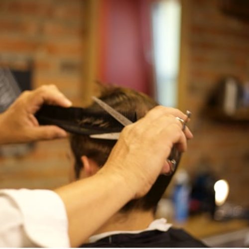 Barbour cuts man's hair