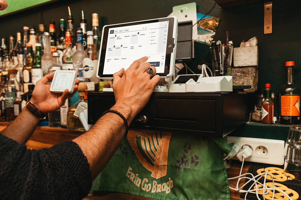 Mann an der Bar im eigenen Club