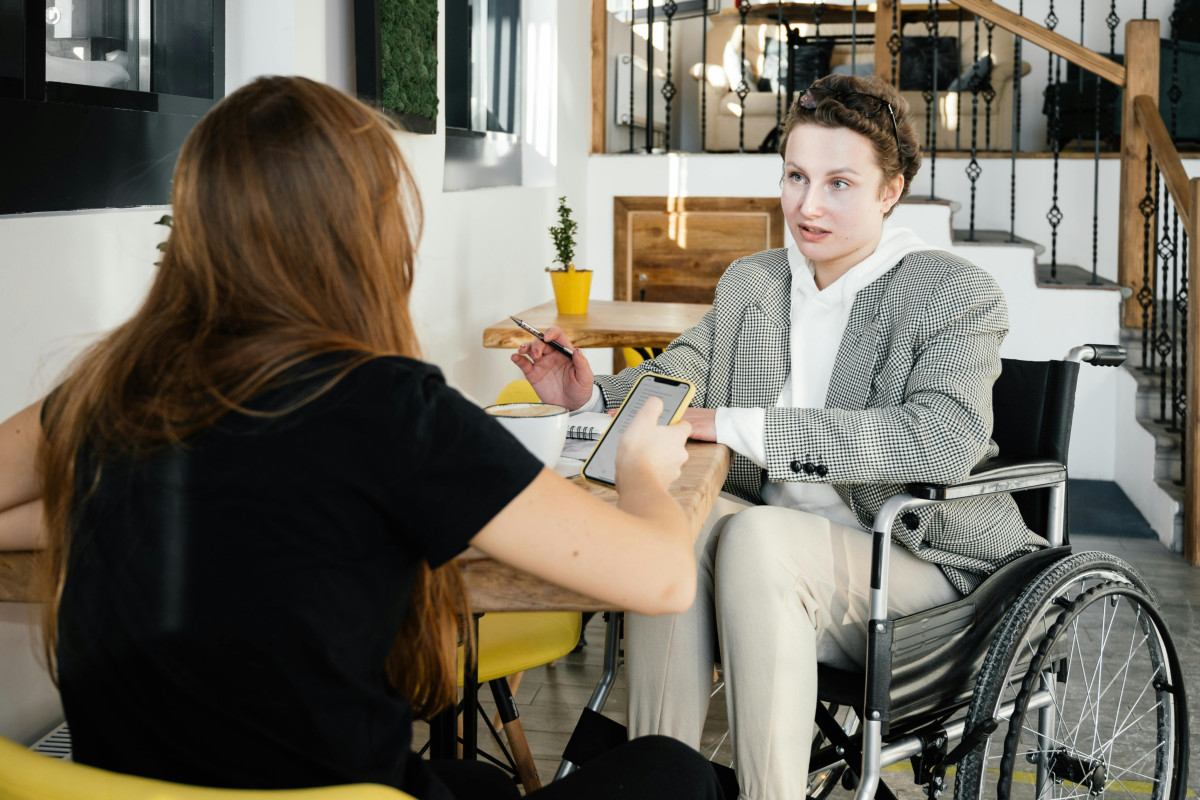 Frau im Gespräch mit Mitarbeiterin im Unternehmen