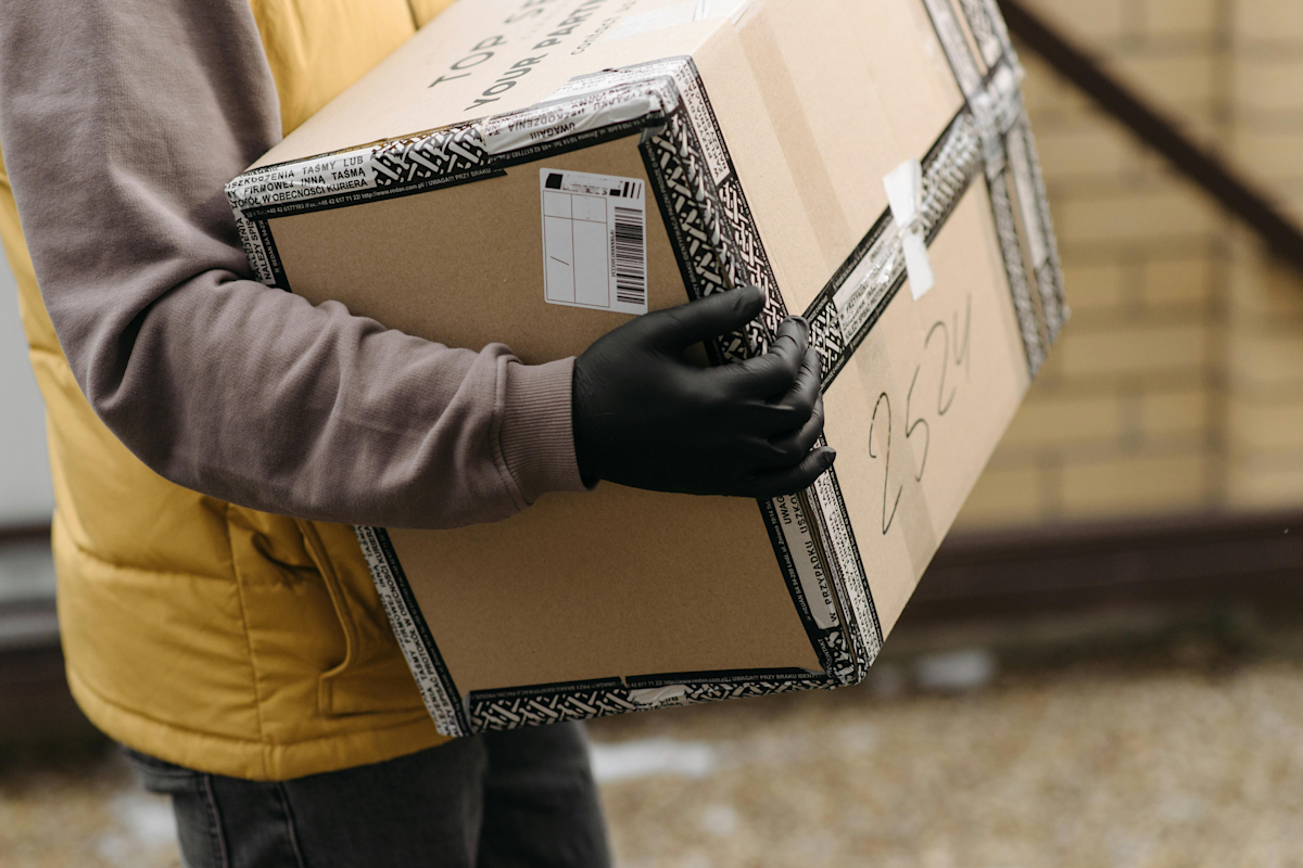 Paketzusteller mit Paket auf Weg zu Kunden