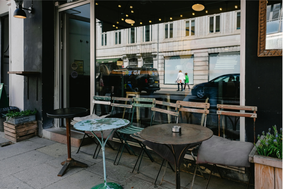 Outdoor-Stühle vor dem Eingang eines Cafés