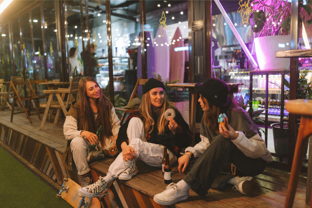 Drei Frauen als Teil einer Zielgruppe für ein modernes Cafe