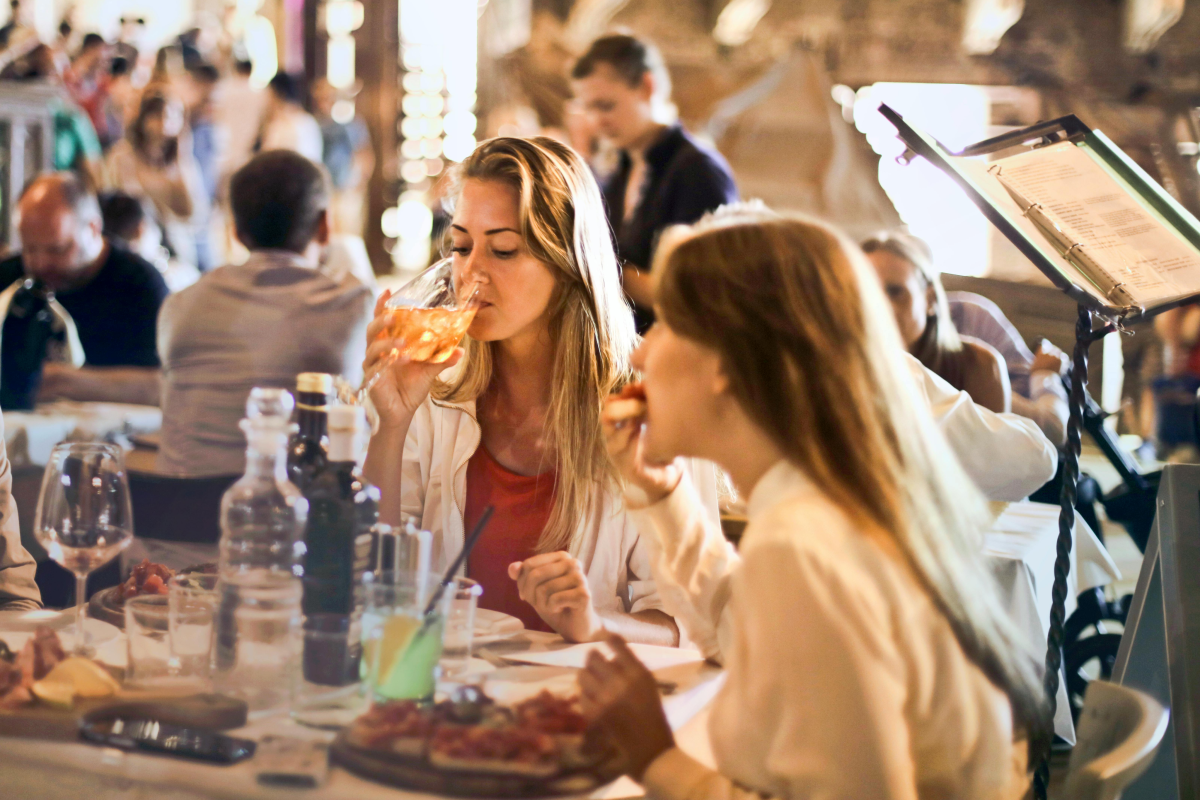 Zwei Frauen im Restaurant am reservierten Tisch