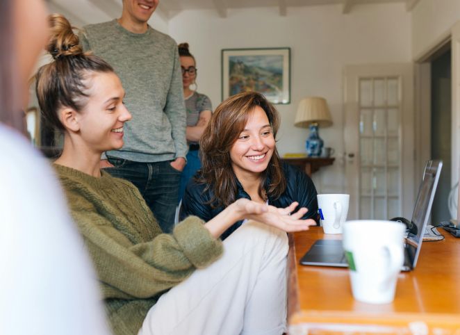 Zwei Frauen suchen am Computer nach Möglichkeiten für Nebenjobs von zu Hause aus