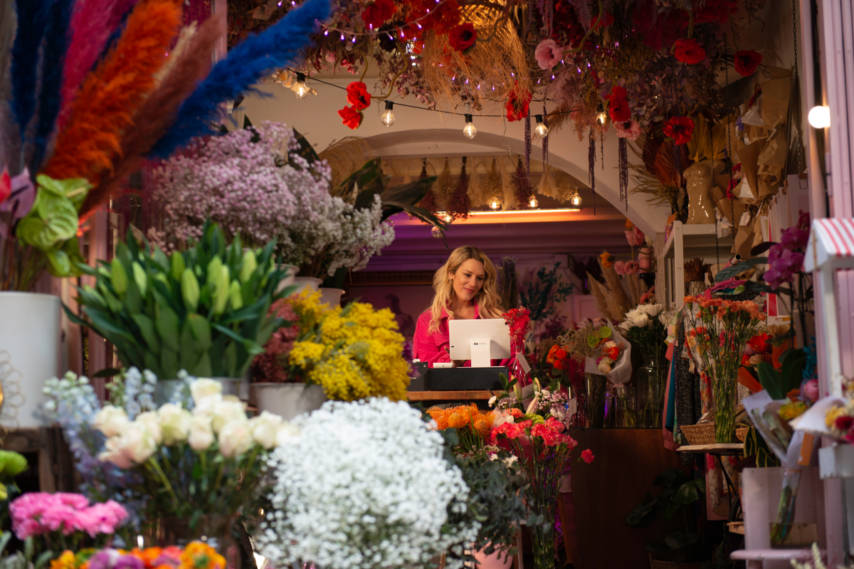 Frau eröffnet ihren eigenen Blumenladen