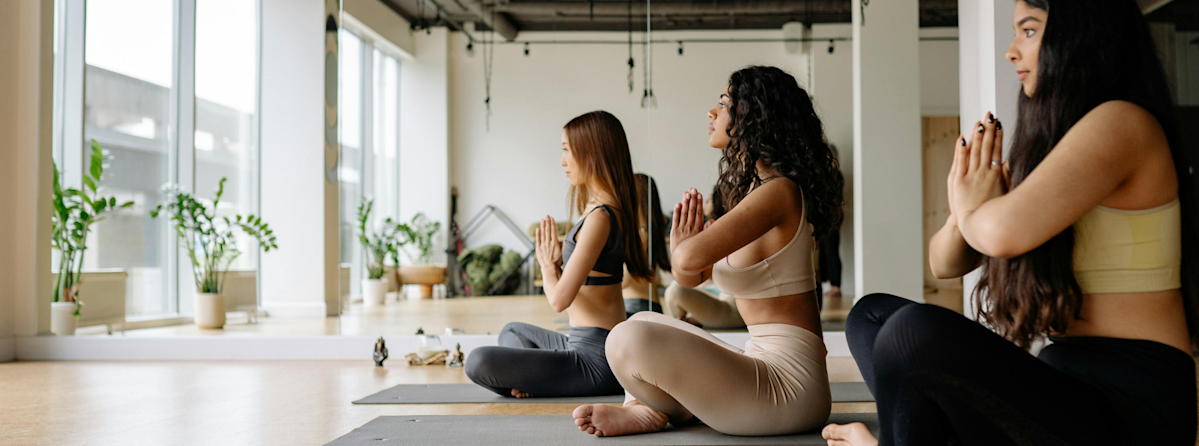 Frauen beim Yoga-Kurs in einem Fitnessstudio