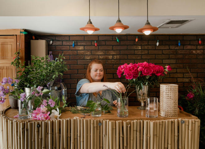 Frau möchte Kartenzahlung für Blumenalden