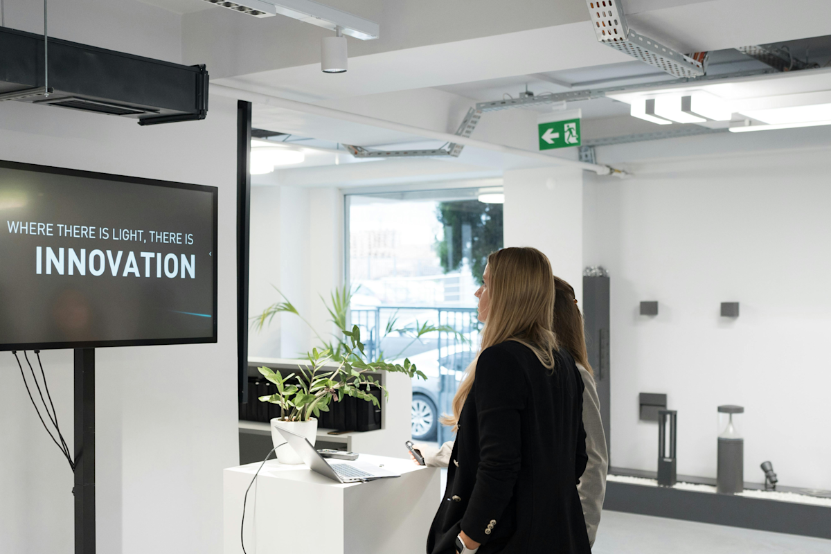 Frauen besprechen Businessplan vor Bildschirm