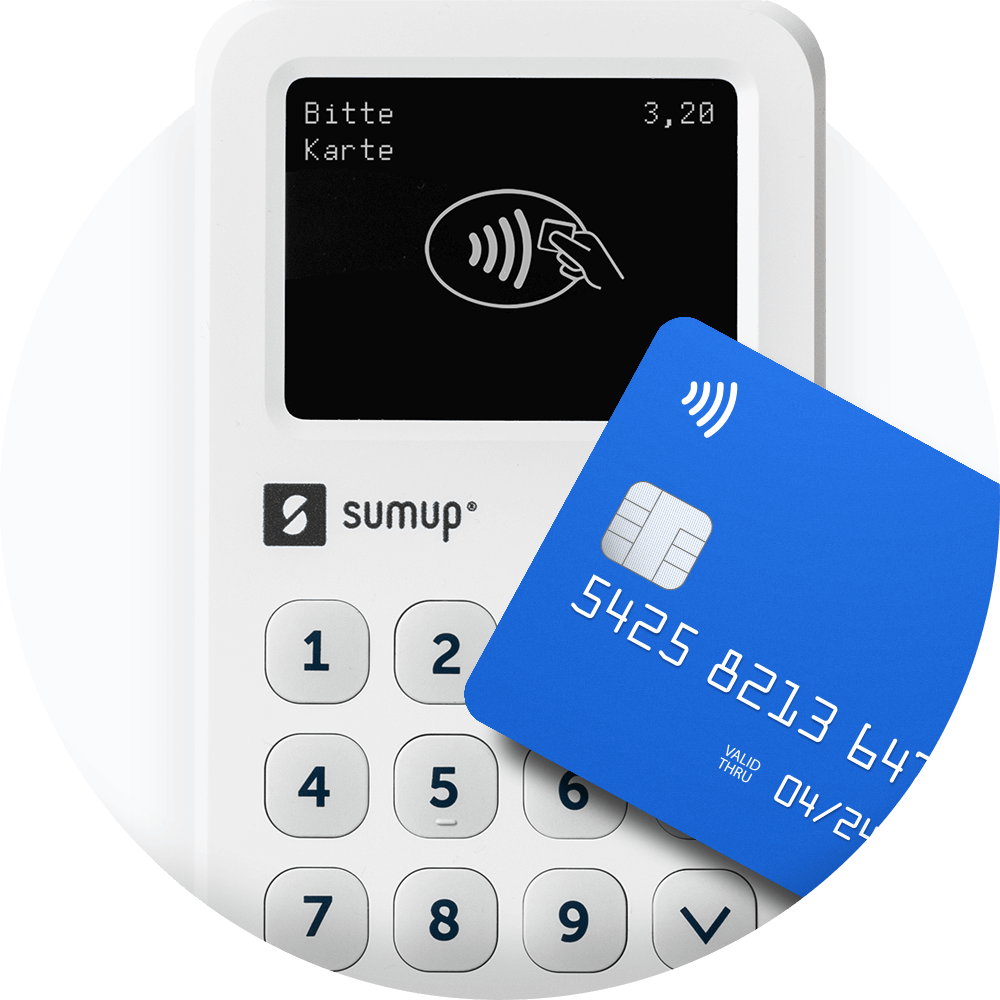Eine Zahlungskarte schwebt über dem SumUp 3G Kartenterminal
