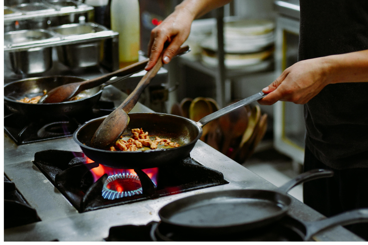 Pfanne in Gastronomie Küche mit Fettabscheider