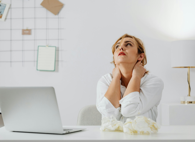 Frau gestresst am Arbeitsplatz