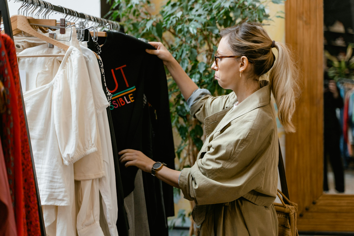 Shop-Inhaberin kümmert sich um Kleidung