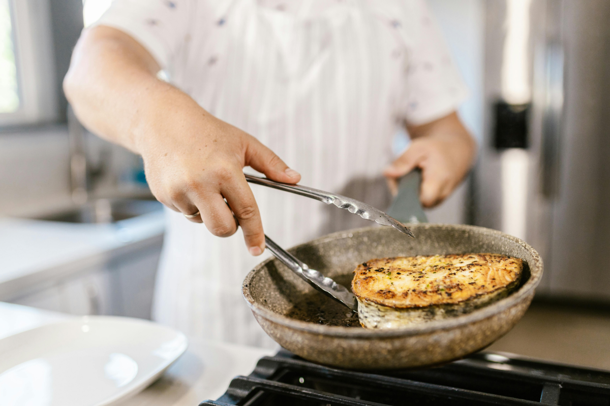 Gastronomieküche bei der Zubereitung von Fleisch