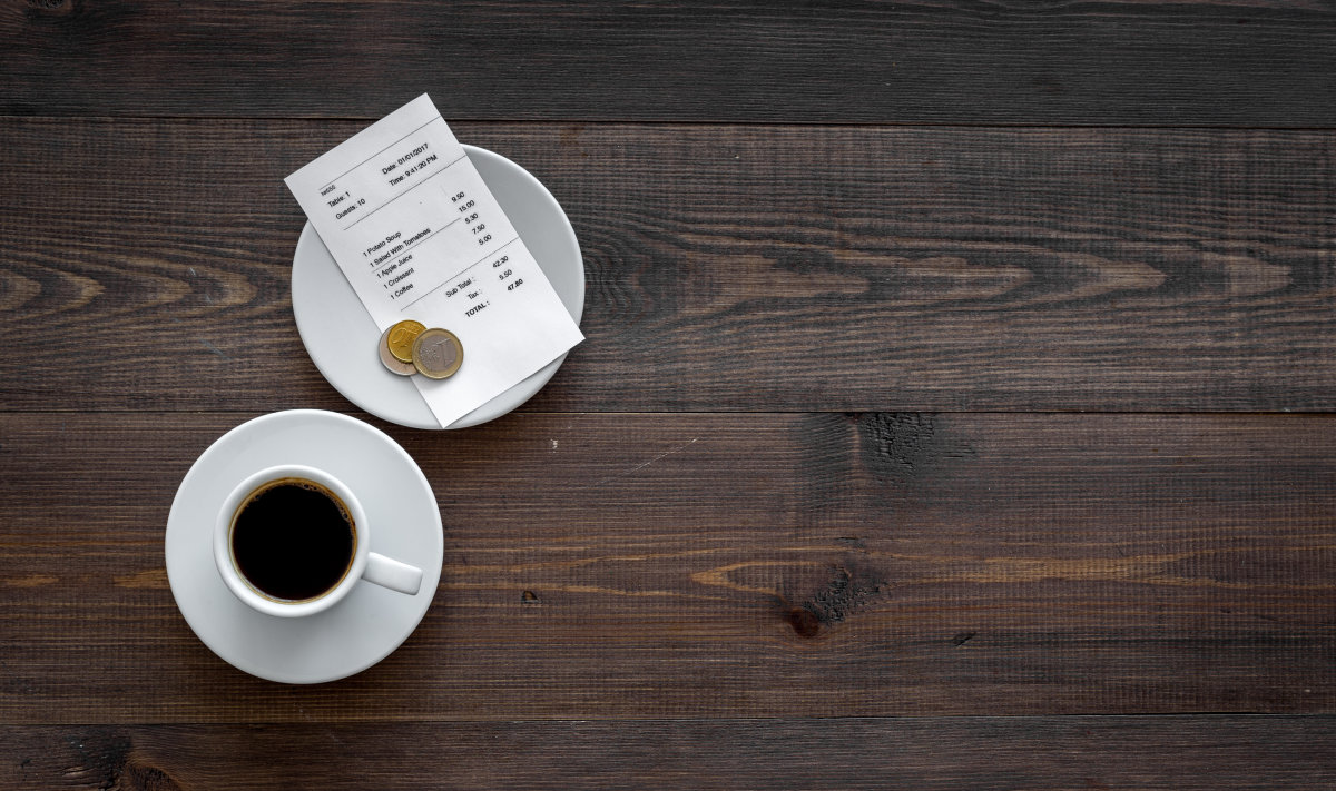 Ein Kaffee wird zusammen mit einem angepassten Beleg serviert.