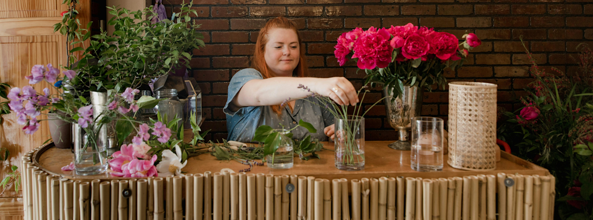 Frau möchte Kartenzahlung für Blumenladen anbieten