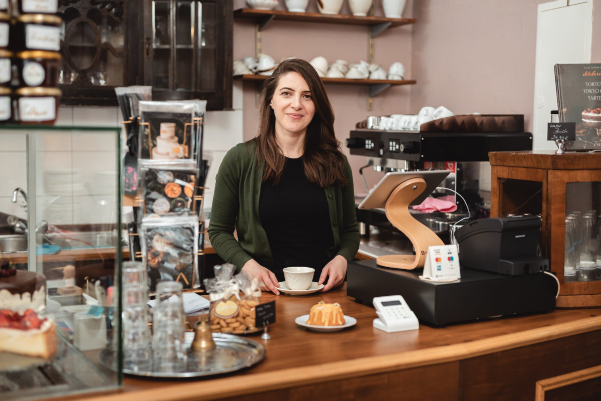 Dilek im Café mit Kassensystem.