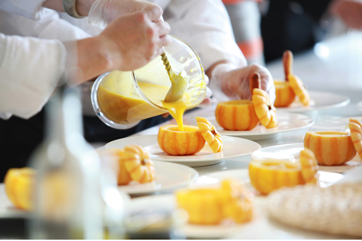 Sauberkeit beim Einfüllen von Getränken als Hygiene-Vorschrift in der Gastronomie