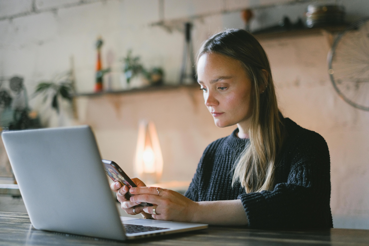 Frau arbeitet am Laptop