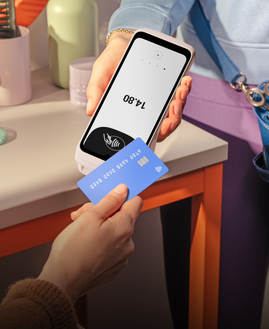 Acceptez les paiements sans contact, avec validation par code PIN ou en espèces. Ajoutez des pourboires, imprimez des reçus et effectuez des remboursements directement depuis votre Terminal.