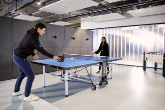 SumUp office space - two employees playing table tennis