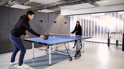 SumUp office space - two employees playing table tennis