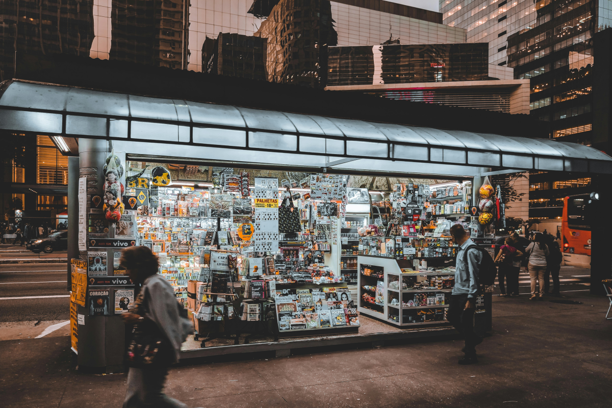 Ein Kiosk am Abend