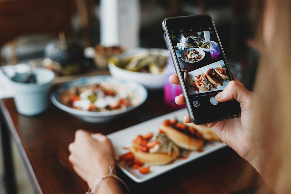 Frau macht ein Produktfoto mit Smartphone