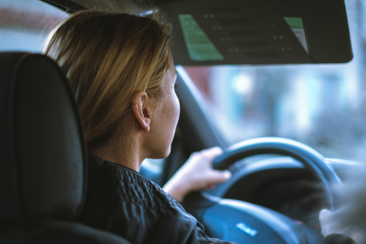 Frau fährt Prüfung in Fahrschule