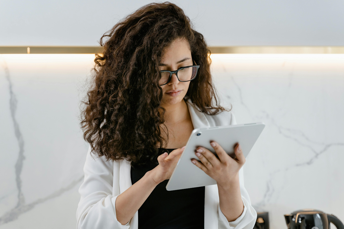 Frau gibt Angaben von Google im Tablet ein