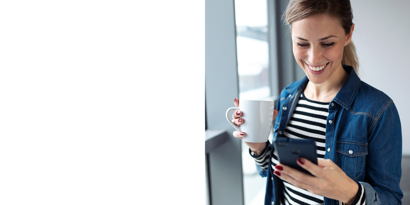 A man receiving a SumUp Payment Link via SMS.