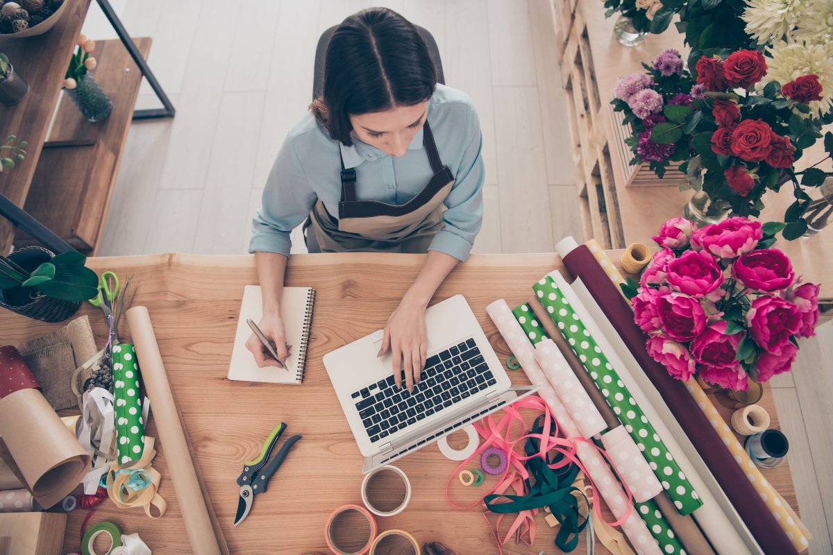 retail worker sending an email - improve customer service