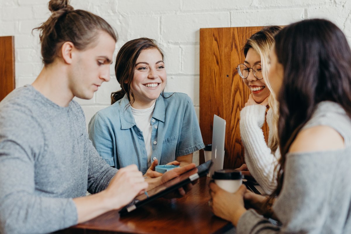 Femme discutant avec des amis SumUp